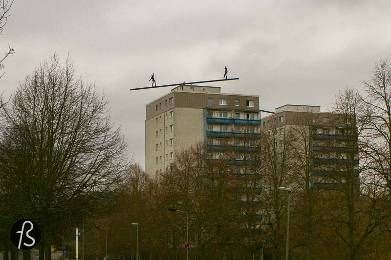 Balancierende Figuren: a balancing act close to the sky in Marzahn-Hellersdorf