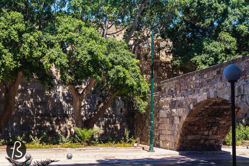 The Tree of Hippocrates is located in the middle of a square called Platía Platanoú, the plane tree square. In front of the Loggia Mosque and opposite the fortress of Neratzia, a few meters from the sea. 