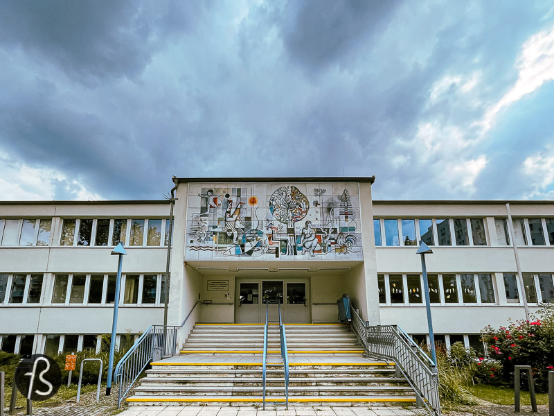 All around Halle Neustadt, there are open spaces with artworks. The pixelated looking swimming people at the Halle Neustadt Schwimmhalle is quite attractive looking. Around the Park am Gastronom, you will find beautiful small murals showing people from other countries and cultures.