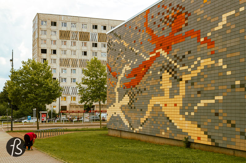 All around Halle Neustadt, there are open spaces with artworks. The pixelated looking swimming people at the Halle Neustadt Schwimmhalle is quite attractive looking. Around the Park am Gastronom, you will find beautiful small murals showing people from other countries and cultures.