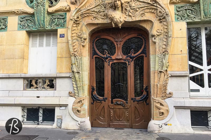 We have a thing for Art Nouveau and the beautiful architecture that comes out of this style. So we were more than thrilled when we stumbled upon the Lavirotte Building during our last visit to Paris, back in the winter of 2017.