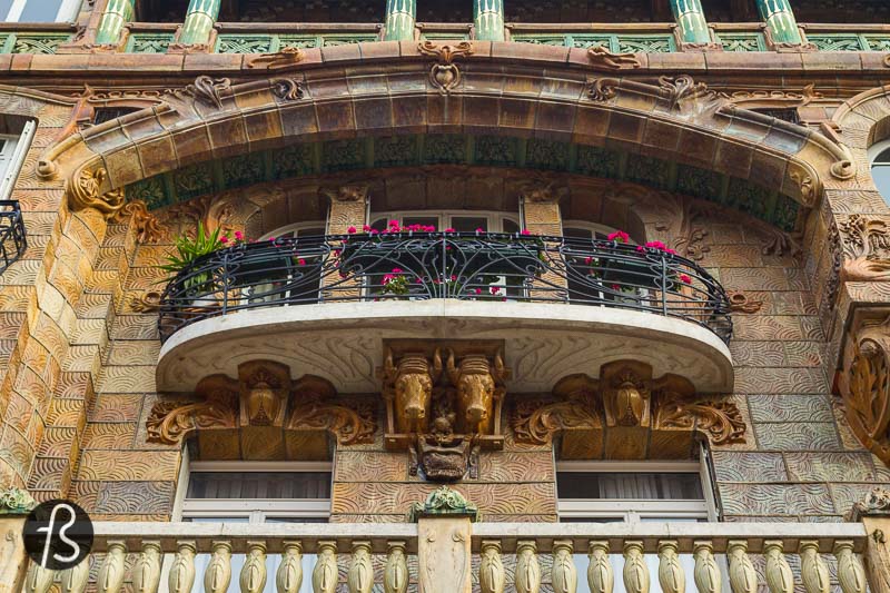 From the street level, the facade isn't that decorated, and it's only when you look up that you can see how the design evolves in the upper floors. The windows are richly sculpted, and the upper floors are entirely faced with coloured ceramic tiles that present animal and vegetal themes.
