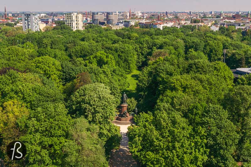 When the Victory Column was built on Königsplatz, the area was surrounded by the Generalstabsgebäude, where anything related to the administration of the German Empire was dealt with, and the Kroll Opera House that was torn down for the construction of the Reichstag in the 1880s. In 1895, Wilhelm II ordered the construction of the Siegesallee, and that is how the area looked like for almost forty years.