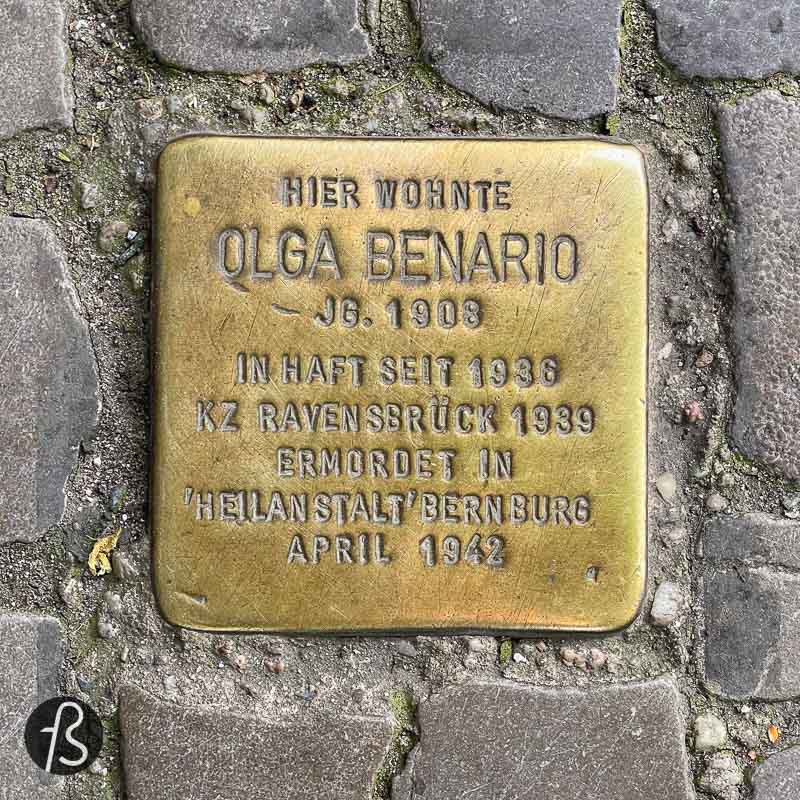 Next to the Olga Benário Gallery, you can find a stumbling block for Olga Benário. A stumbling block, stolperstein in German, is a small brass plaque that can be found all around Germany. Most of them are memorial stones for former Jewish neighbors, but there are also some for those involved in political resistance against the Nazi regime.