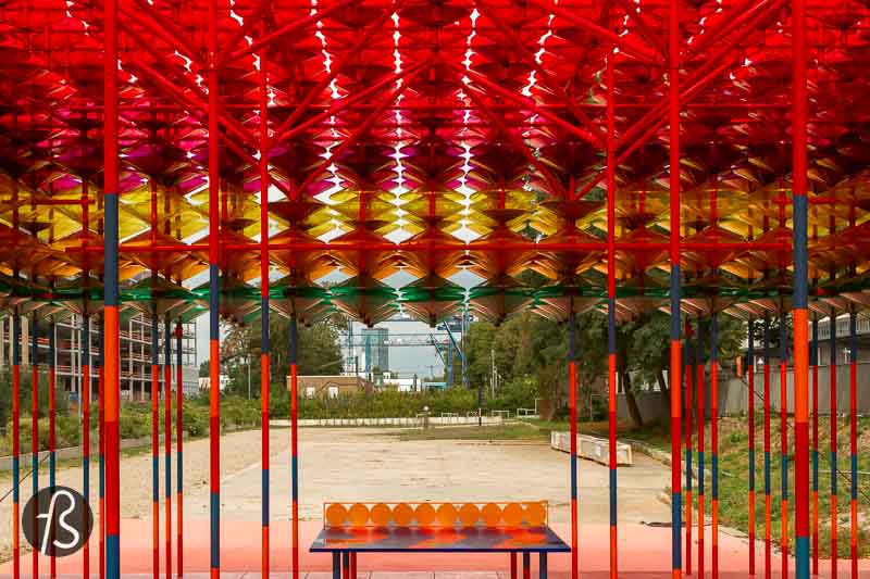 Filtered Rays are located on the edge of an area where the expansion of a road circle is being built. The area has been covered in fences and in the works for years. I visited the place a few days ago during a bike ride through my neighborhood. I found it strange to come across this colorful pavilion in the middle of a not very inhabited neighborhood area.
