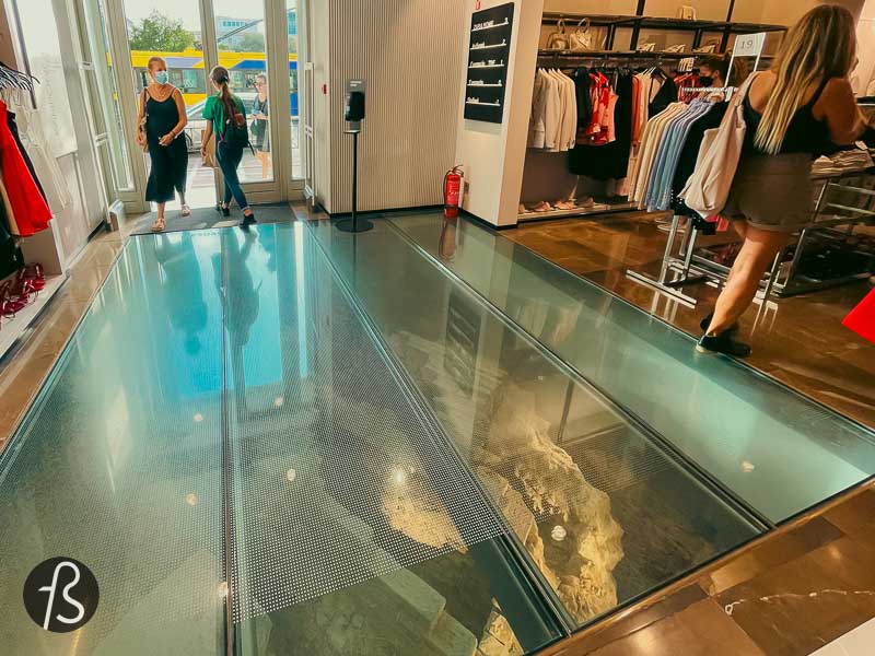 If you go to the Zara store on Stadiou Street, you can see the ruins of an ancient roman tomb from the first step you take inside. Just look down as you enter, and you will see the reinforced glass floor. From there, you’ll have a unique perspective of these ruins.