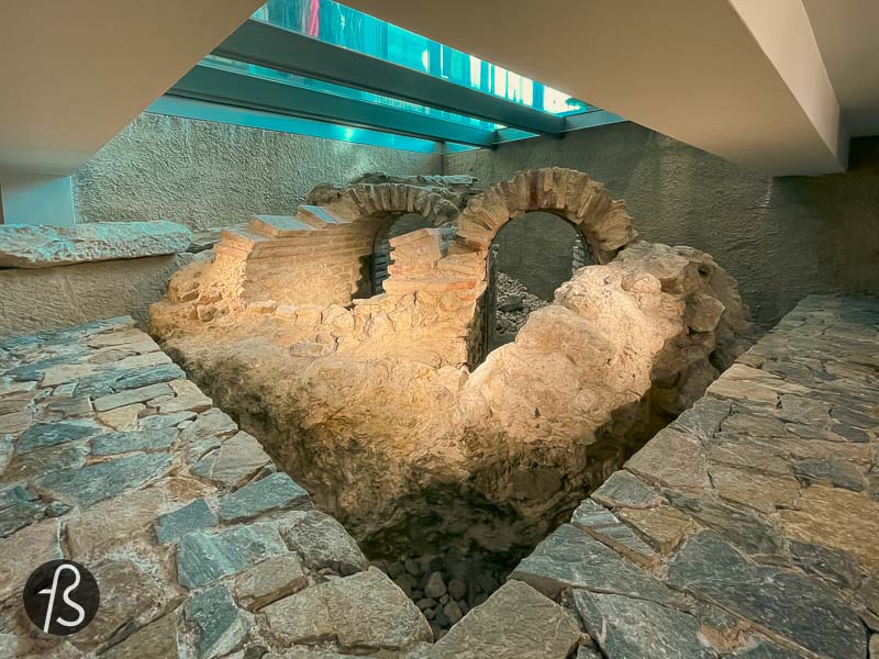 If you go to the Zara store on Stadiou Street, you can see the ruins of an ancient roman tomb from the first step you take inside. Just look down as you enter, and you will see the reinforced glass floor. From there, you’ll have a unique perspective of these ruins.
