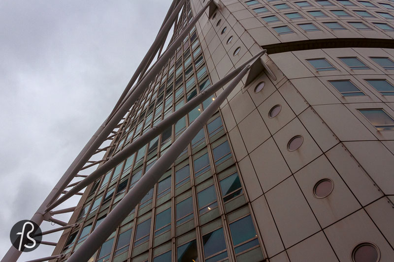 Looking up, you can see that the tower is made of nine cubed-shaped pieces staked on each other as they twist. Each of these cubes is five floors tall, and each floor is rotated by 1.6º degrees from the one below. With this rotation, going from the bottom to the top, the twist amounts to 90º, which gives the impression that the Turning Torso is rotating on its own axis. 