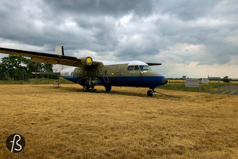 The N106TA arrived at Berlin Tempelhof Airport in 1988 and has been there since then. It was first used by the fire brigade as a trainer aircraft for the rapid evacuation of passengers in emergencies. This is why the engines were removed, and the original brand colors of the Tempelhof Airways were removed and replaced with green.